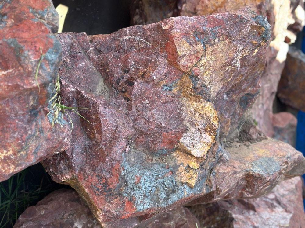 Камни для ландшафтного дизайна красно-фиолетовые 10-60 килограмм купить в Хотьково