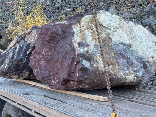 Огромные красно-фиолетовые валуны для ландшафтного дизайна весом более 5 тонн купить в Хотьково