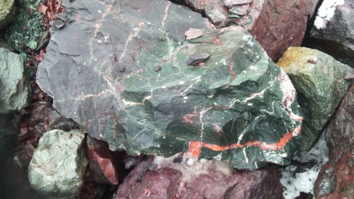 Гигантские зелёные валуны для ландшафтного дизайна весом более 5 тонн купить в Хотьково