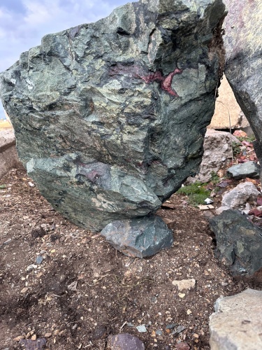 Гигантские зелёные валуны для ландшафтного дизайна весом более 5 тонн купить в Хотьково