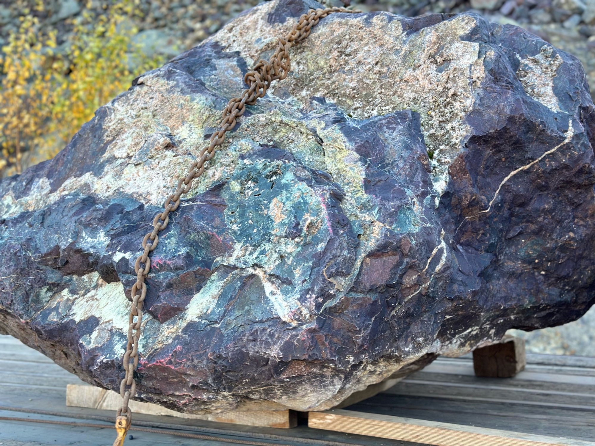 Огромные красно-фиолетовые валуны для ландшафтного дизайна весом более 5 тонн купить в Хотьково