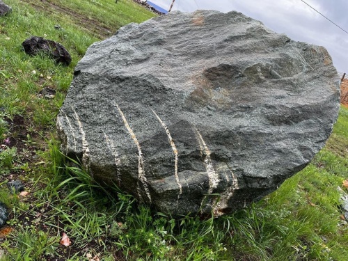 Гигантские зелёные валуны для ландшафтного дизайна весом более 5 тонн купить в Хотьково