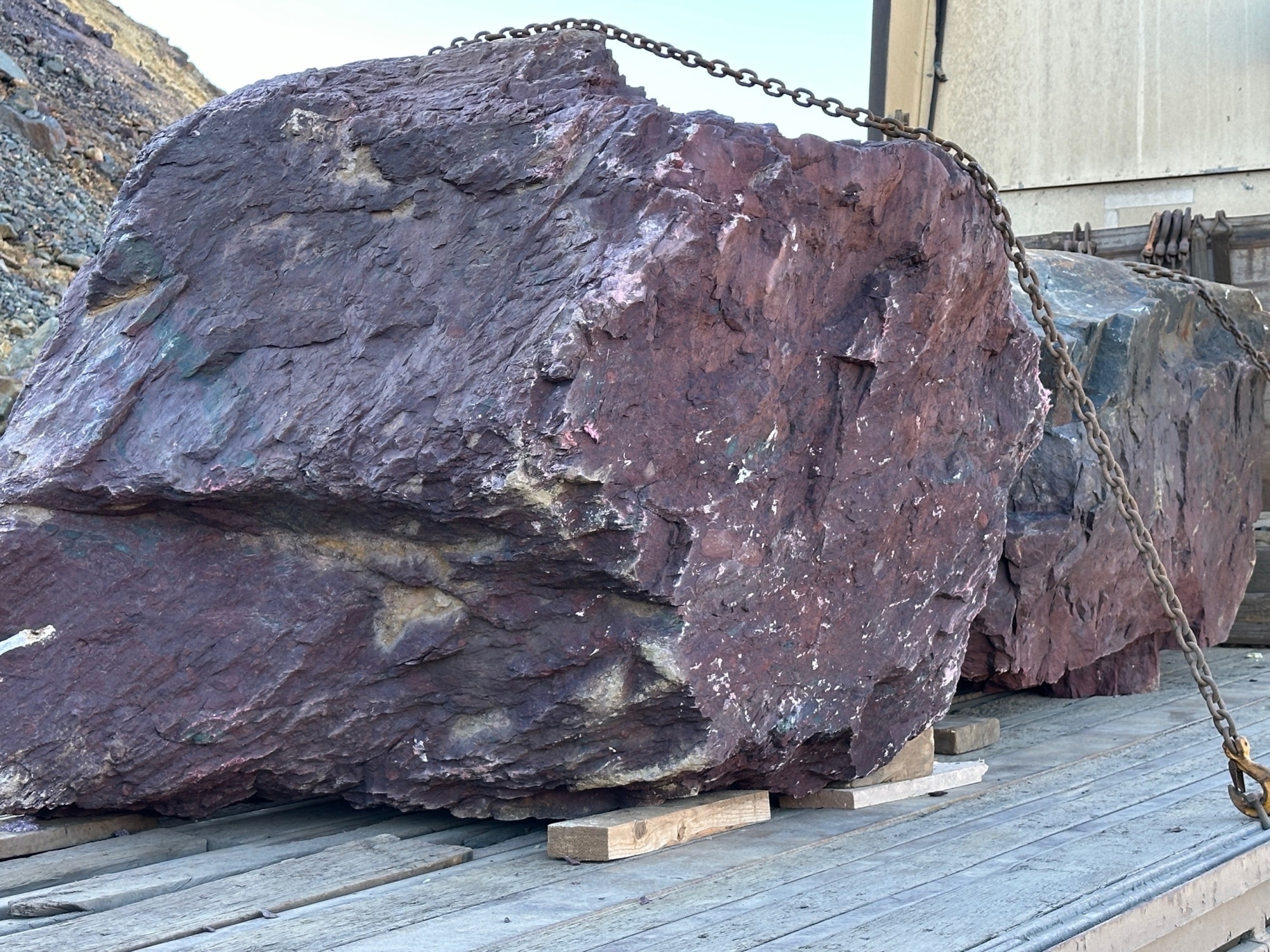 Огромные красно-фиолетовые валуны для ландшафтного дизайна весом более 5 тонн купить в Хотьково