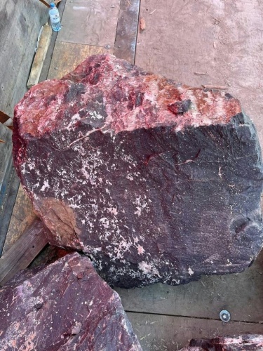 Камни для ландшафтного дизайна красно-фиолетовые 10-60 килограмм купить в Хотьково