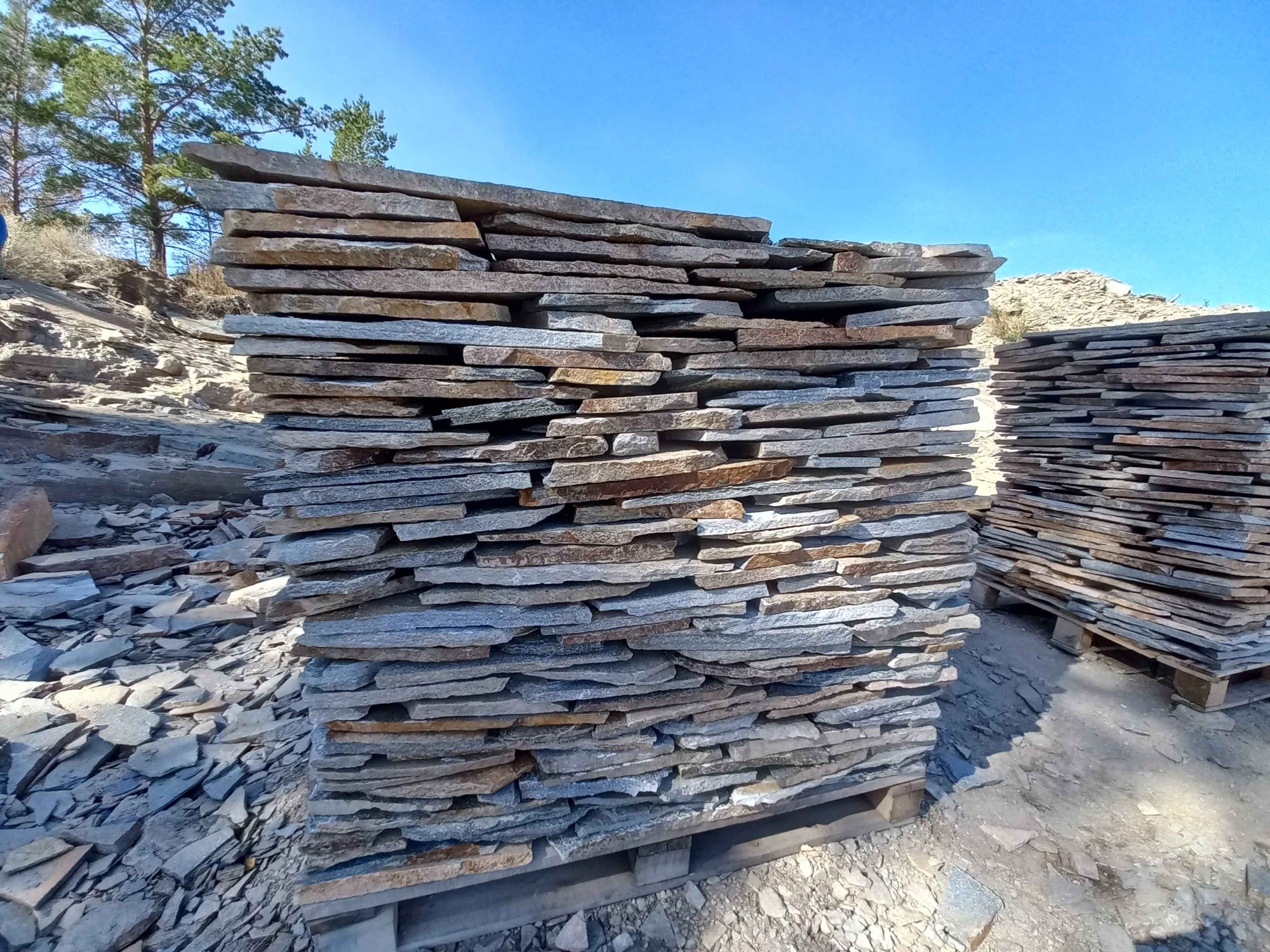 Плитняк златолит серебристый для фасада купить в Хотьково