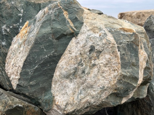 Гигантские зелёные валуны для ландшафтного дизайна весом более 5 тонн купить в Хотьково